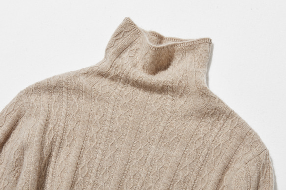 這款精美的冬季必備單品採用立體阿蘭花紋設計。羊絨和羊毛混紡高領針織衫，淺棕色，貨號：251122-2 第2張的照片