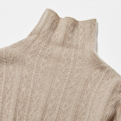 這款精美的冬季必備單品採用立體阿蘭花紋設計。羊絨和羊毛混紡高領針織衫，淺棕色，貨號：251122-2 第8張的照片