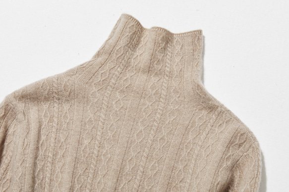 這款精美的冬季必備單品採用立體阿蘭花紋設計。羊絨和羊毛混紡高領針織衫，淺棕色，貨號：251122-2 第8張的照片