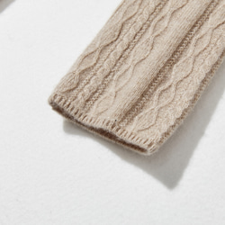 這款精美的冬季必備單品採用立體阿蘭花紋設計。羊絨和羊毛混紡高領針織衫，淺棕色，貨號：251122-2 第6張的照片