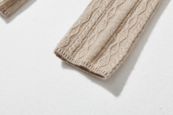 這款精美的冬季必備單品採用立體阿蘭花紋設計。羊絨和羊毛混紡高領針織衫，淺棕色，貨號：251122-2 第6張的照片