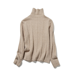 這款精美的冬季必備單品採用立體阿蘭花紋設計。羊絨和羊毛混紡高領針織衫，淺棕色，貨號：251122-2 第7張的照片