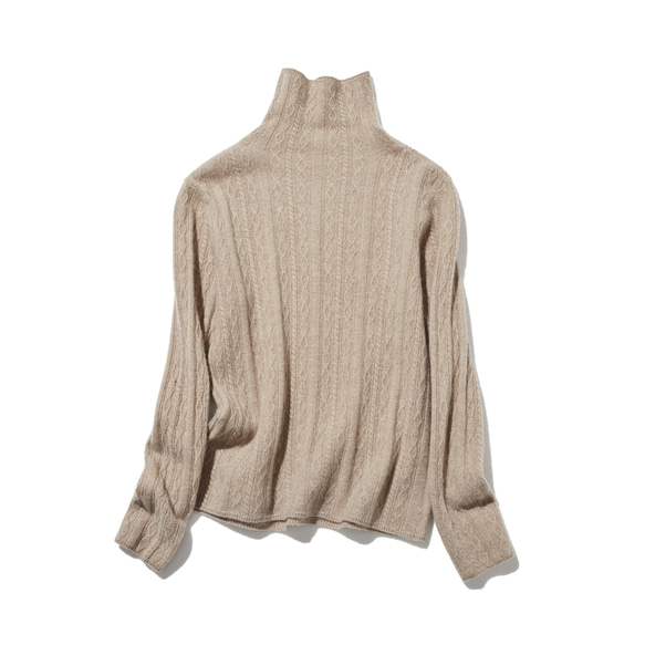 這款精美的冬季必備單品採用立體阿蘭花紋設計。羊絨和羊毛混紡高領針織衫，淺棕色，貨號：251122-2 第7張的照片