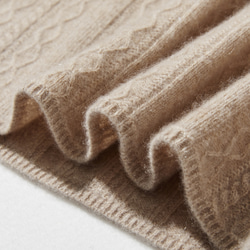 這款精美的冬季必備單品採用立體阿蘭花紋設計。羊絨和羊毛混紡高領針織衫，淺棕色，貨號：251122-2 第9張的照片