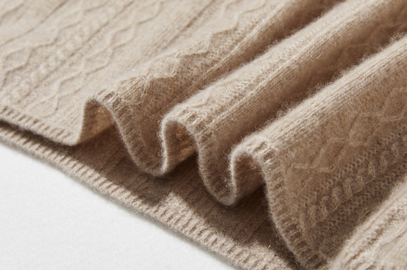 這款精美的冬季必備單品採用立體阿蘭花紋設計。羊絨和羊毛混紡高領針織衫，淺棕色，貨號：251122-2 第9張的照片