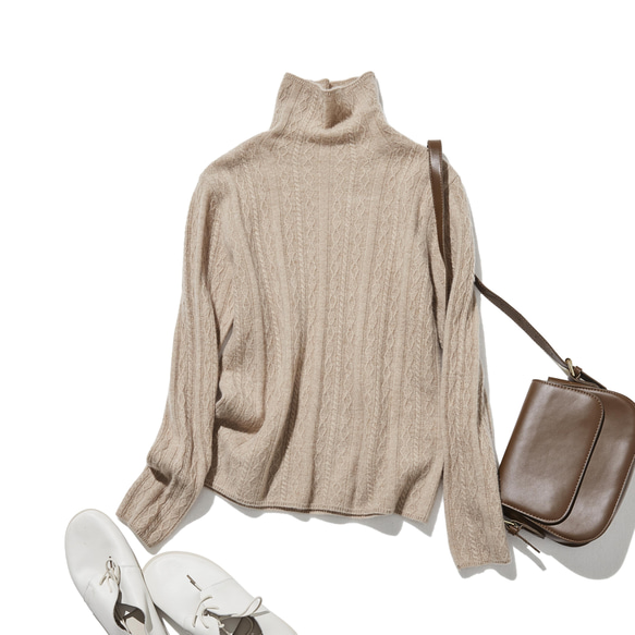 這款精美的冬季必備單品採用立體阿蘭花紋設計。羊絨和羊毛混紡高領針織衫，淺棕色，貨號：251122-2 第1張的照片