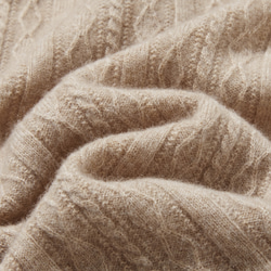 這款精美的冬季必備單品採用立體阿蘭花紋設計。羊絨和羊毛混紡高領針織衫，淺棕色，貨號：251122-2 第11張的照片