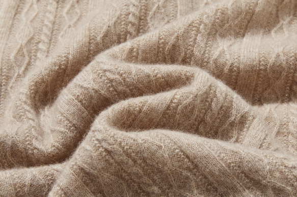 這款精美的冬季必備單品採用立體阿蘭花紋設計。羊絨和羊毛混紡高領針織衫，淺棕色，貨號：251122-2 第11張的照片