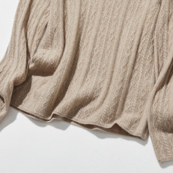 這款精美的冬季必備單品採用立體阿蘭花紋設計。羊絨和羊毛混紡高領針織衫，淺棕色，貨號：251122-2 第4張的照片