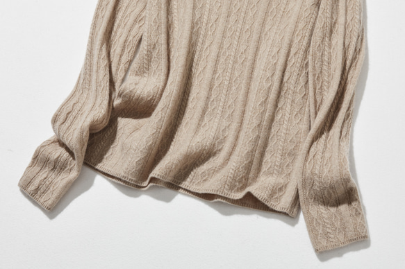 這款精美的冬季必備單品採用立體阿蘭花紋設計。羊絨和羊毛混紡高領針織衫，淺棕色，貨號：251122-2 第4張的照片