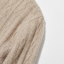 這款精美的冬季必備單品採用立體阿蘭花紋設計。羊絨和羊毛混紡高領針織衫，淺棕色，貨號：251122-2 第5張的照片