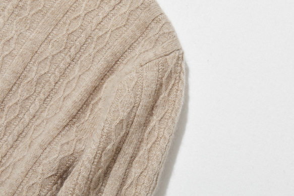 這款精美的冬季必備單品採用立體阿蘭花紋設計。羊絨和羊毛混紡高領針織衫，淺棕色，貨號：251122-2 第5張的照片