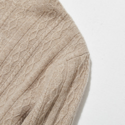 這款精美的冬季必備單品採用立體阿蘭花紋設計。羊絨和羊毛混紡高領針織衫，淺棕色，貨號：251122-2 第3張的照片