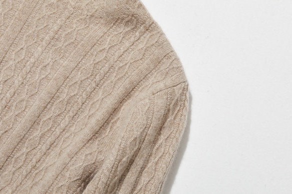 這款精美的冬季必備單品採用立體阿蘭花紋設計。羊絨和羊毛混紡高領針織衫，淺棕色，貨號：251122-2 第3張的照片