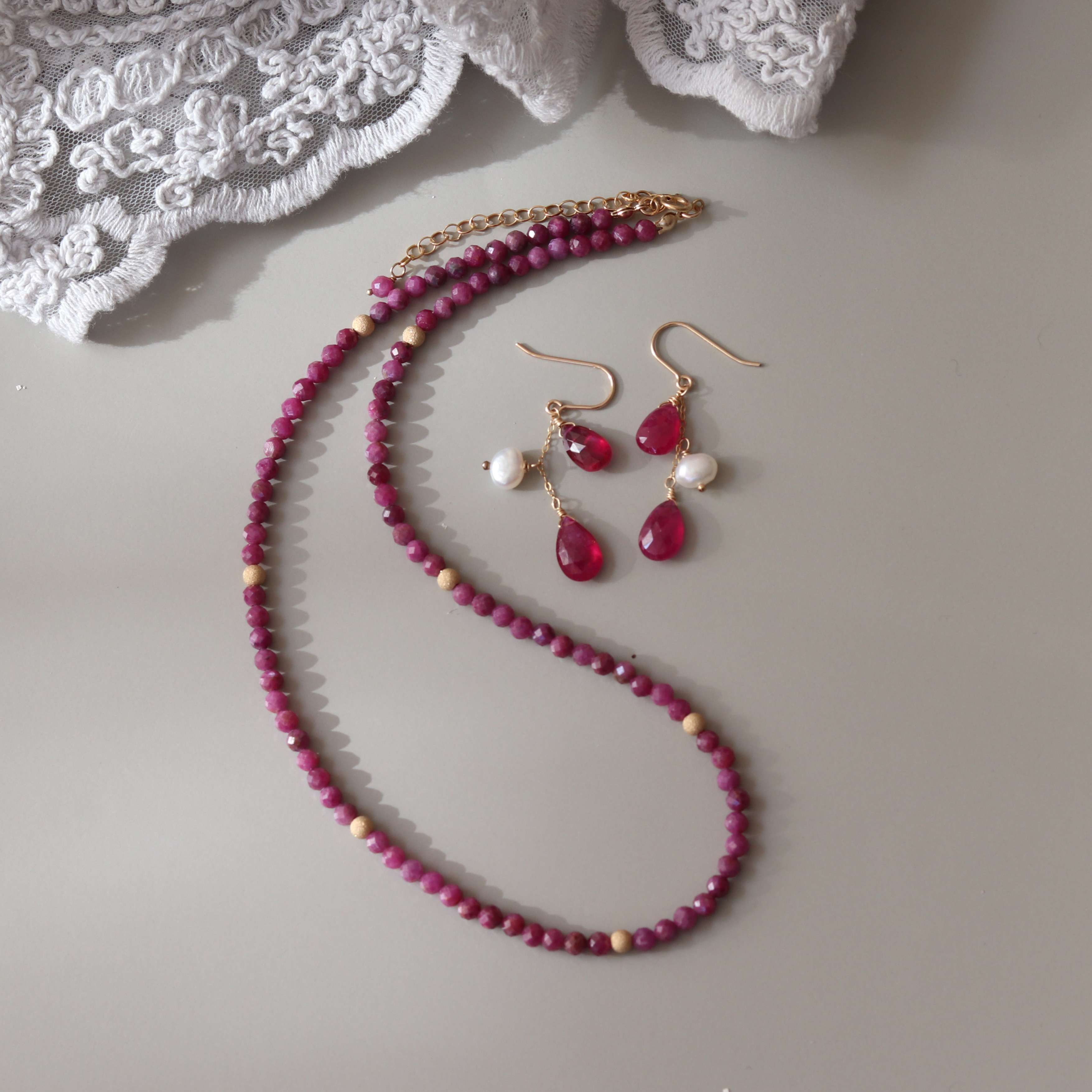 ルビー・ネックレス＆ピアスのセット　天然石ジュエリー・アクセサリー　クリスマスプレゼント　赤色　エレガント