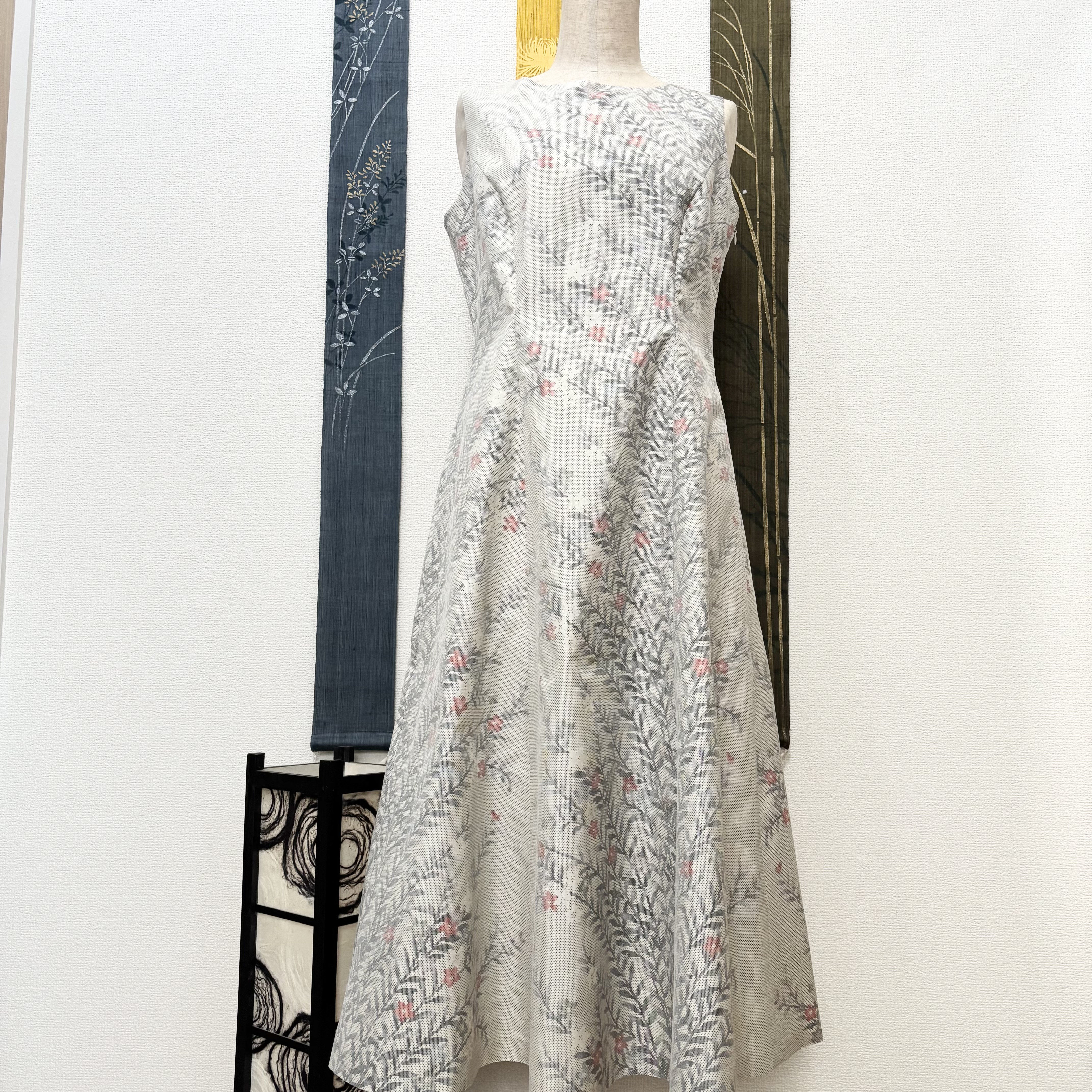 静かに優雅さを纏う白大島紬プリンセスラインワンピース 　聖夜Ⅲ