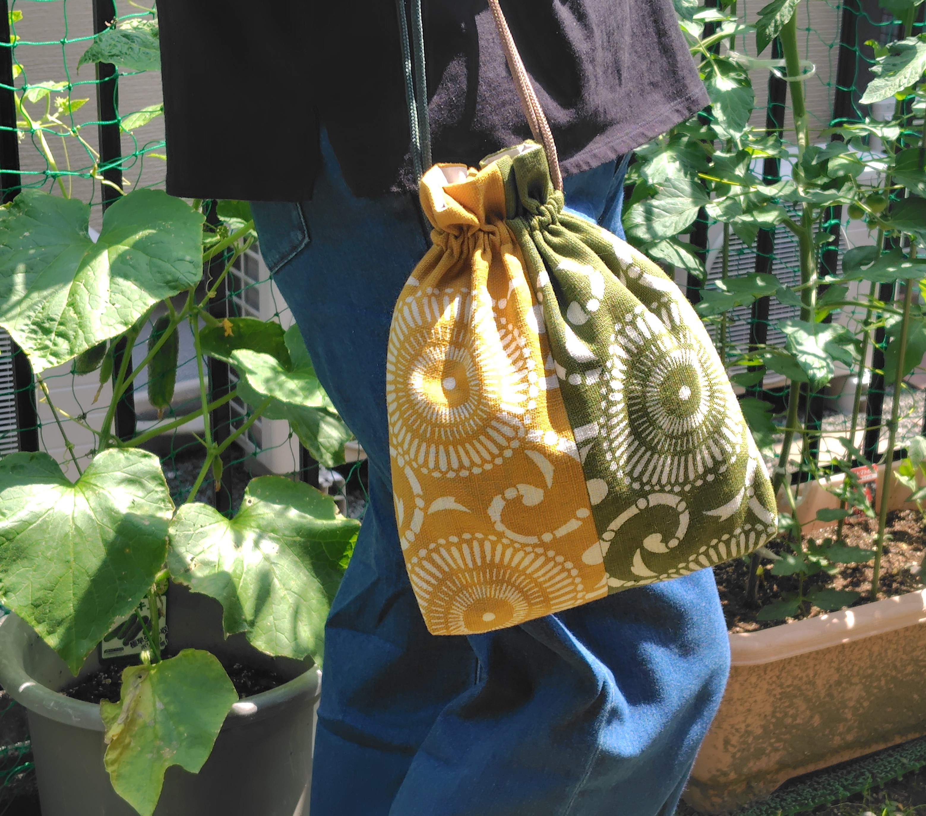 一点物｜手染め大きめ巾着｜菊唐草柄｜黄色ｘ緑和柄和雑貨｜伝統工芸