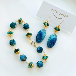 K10YG黒染め淡水パールのスタッドピアスとアズライトマラカイトの