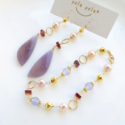 K10YG黒染め淡水パールのスタッドピアスとアズライトマラカイトの