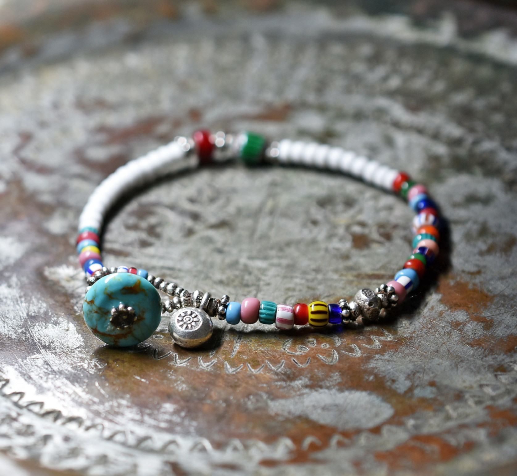 グリーンシェブロン、カレンシルバー、多彩ヴェネチアアンティークビーズのカラフルブレス（ターコイズ留め金）