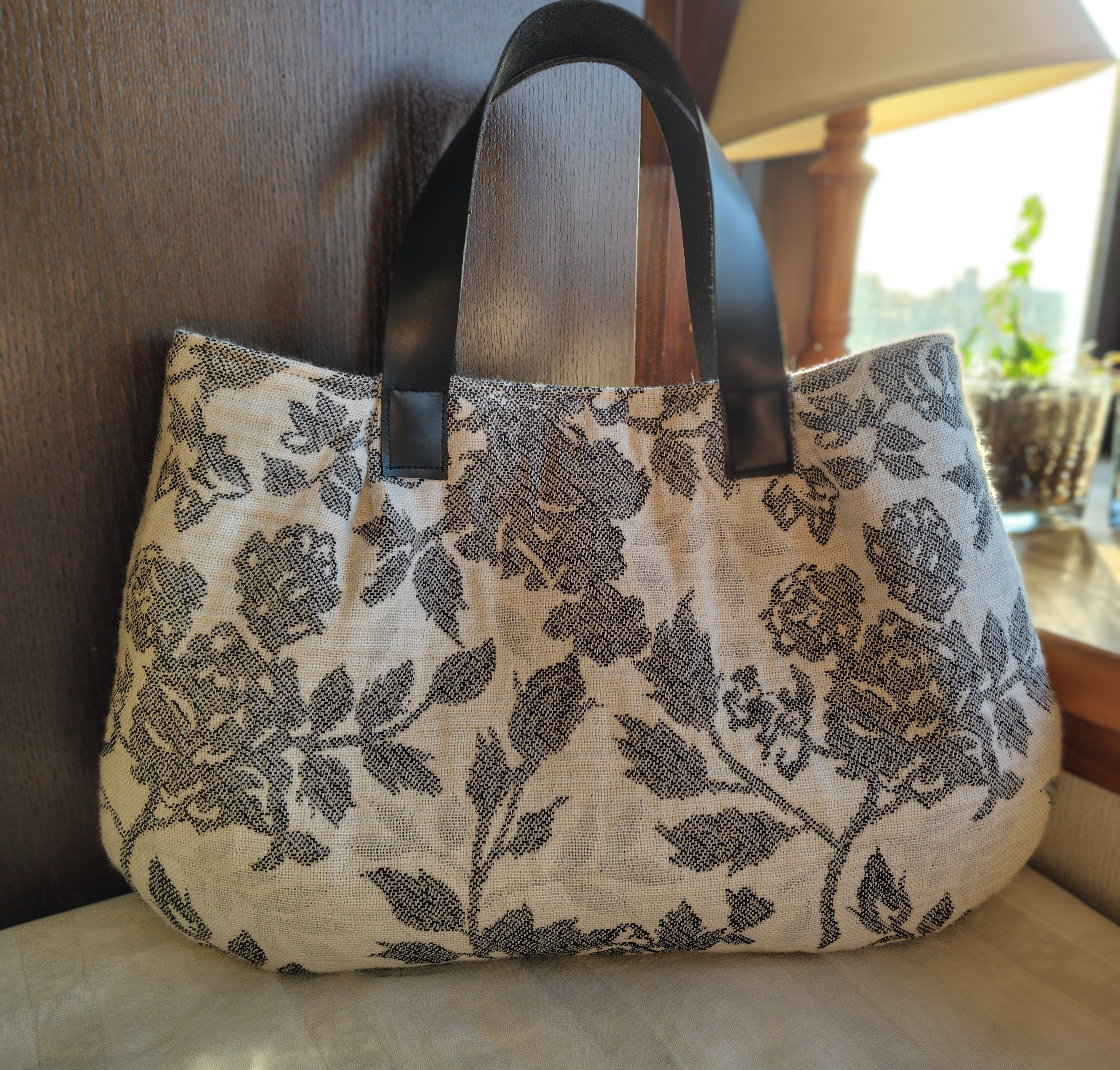 ジャガード*タックトートバッグ*モノトーン*A 4,698円