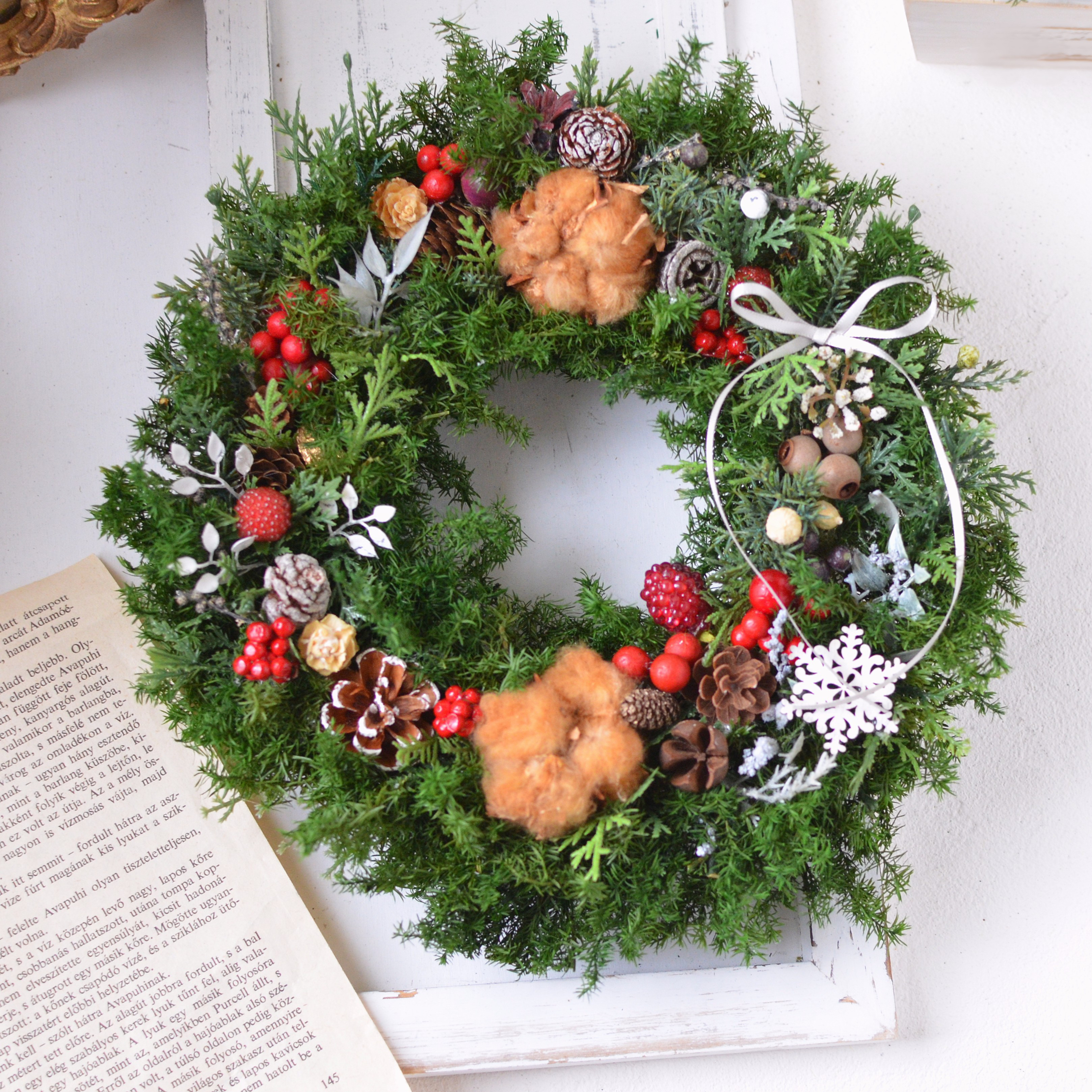 本物のコットンボールとヒムロスギが美しいクリスマスリース・癒される自然の花材で家族のクリスマスを飾る 4,565円