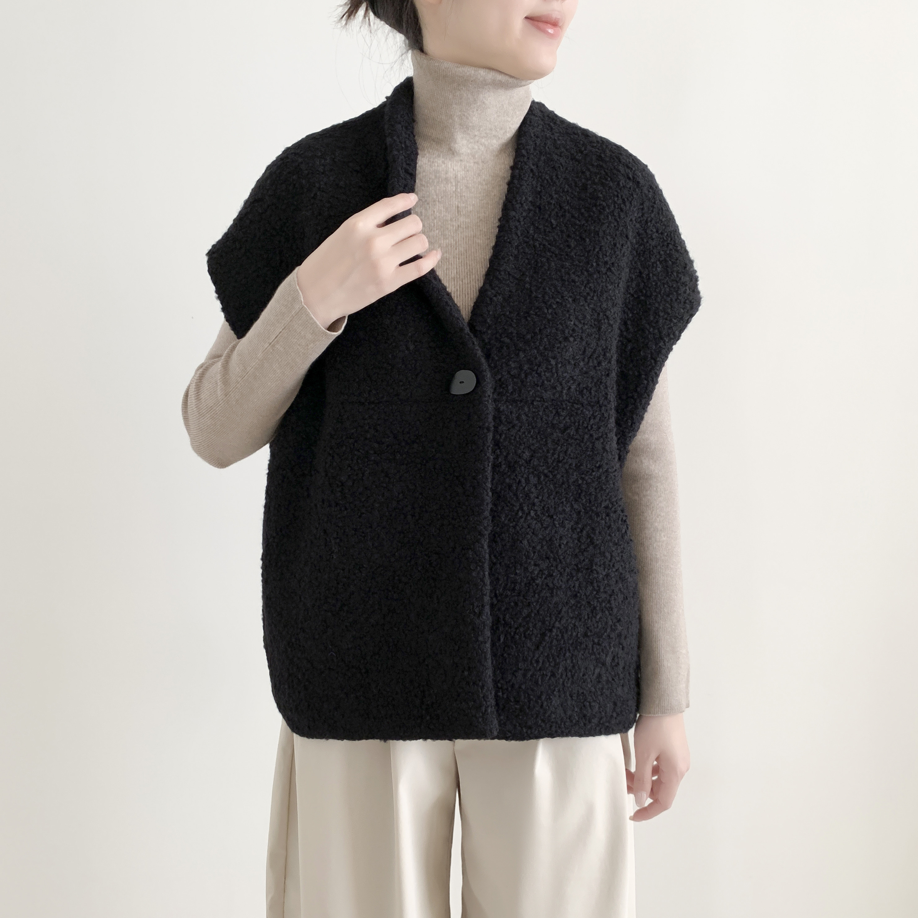 en-enプードル毛並・ハーフウール50%ベスト・ブラック