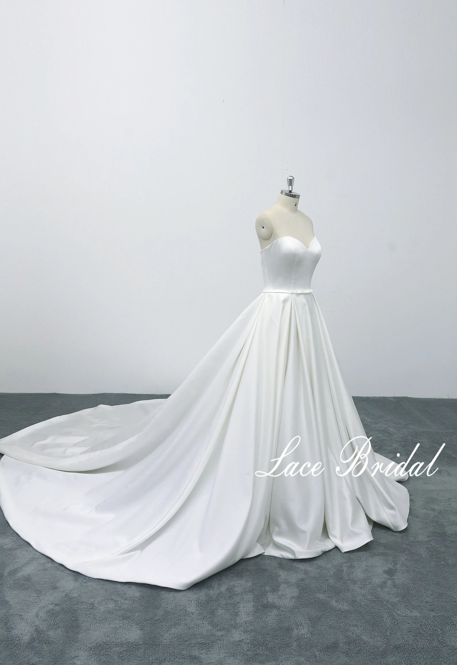 ボレロに合わせやすいシンプルなサテンウェディングドレスシンプルビスチェエレガントウェディングドレス40