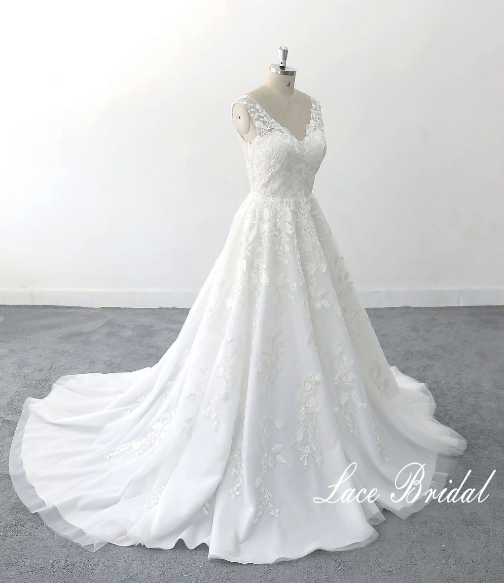 上品なレー体型カバーウェディングドレストレーンありデザイン結婚式ドレス60