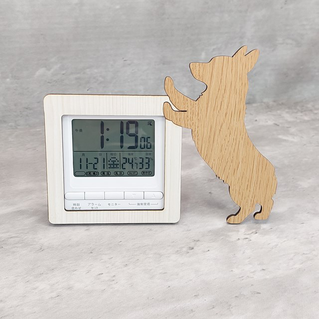 【電波時計】ワンちゃんが寄り添う電波デジタル時計 ― コーギー