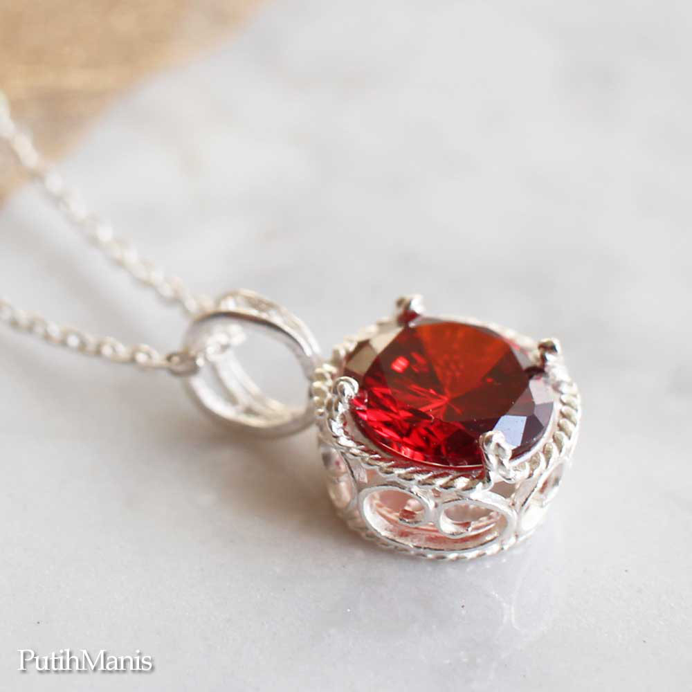 １月ガーネットカラー＊透かしの台座に赤いCZストーンが映えるネックレス [fil1601-n-si]銀線細工