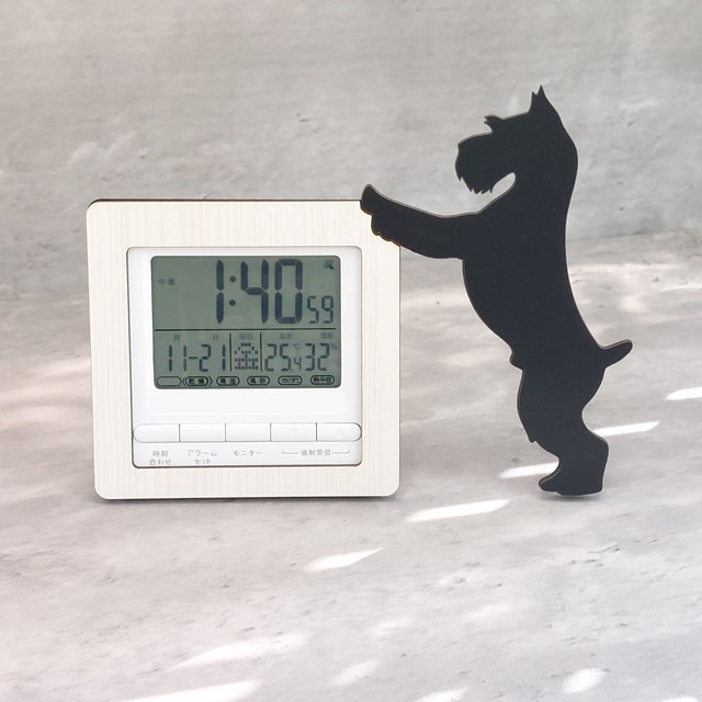 【電波時計】ワンちゃんが寄り添う電波デジタル時計 ― シュナウザー　黒