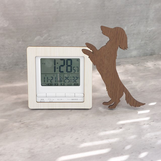 【電波時計】ワンちゃんが寄り添う電波デジタル時計 ― ダックスフンド　茶色 5,032円