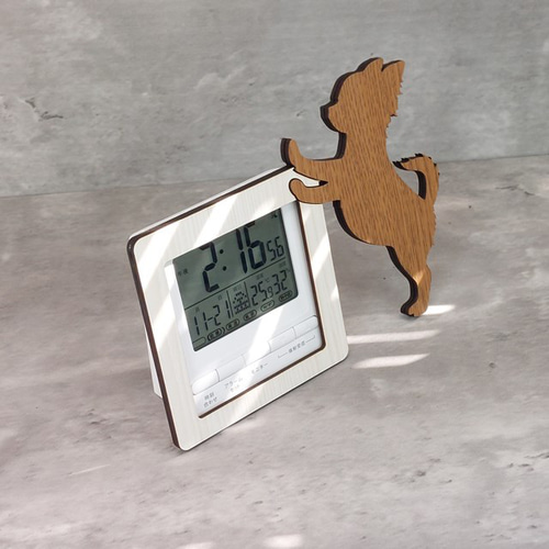 電波時計】ワンちゃんが寄り添う電波デジタル時計 ― チワワ レッド