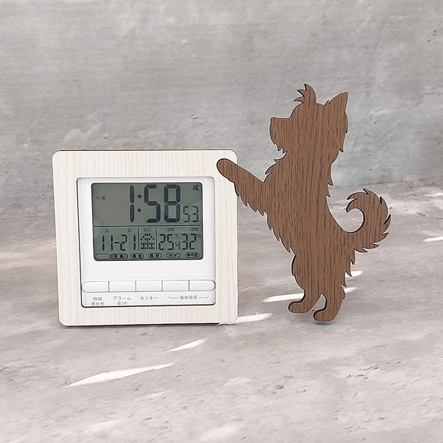 【電波時計】ワンちゃんが寄り添う電波デジタル時計 ― ヨークシャーテリア　茶色