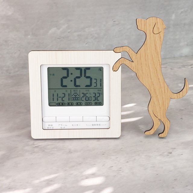 【電波時計】ワンちゃんが寄り添う電波デジタル時計 ― ラブラドールレトリーバー　ベージュ
