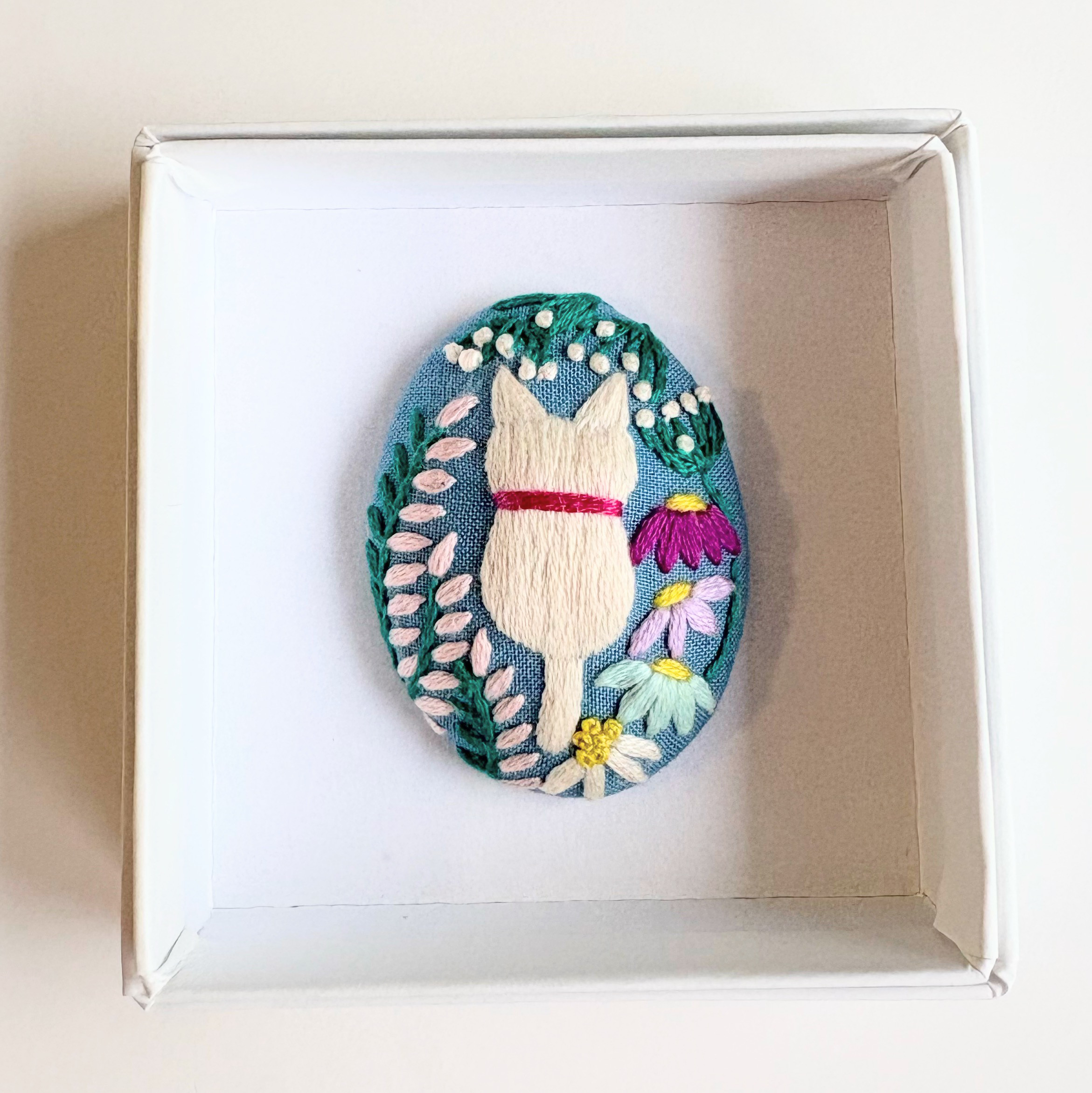 こねこと草花の刺繍ブローチ【Botanical】#424