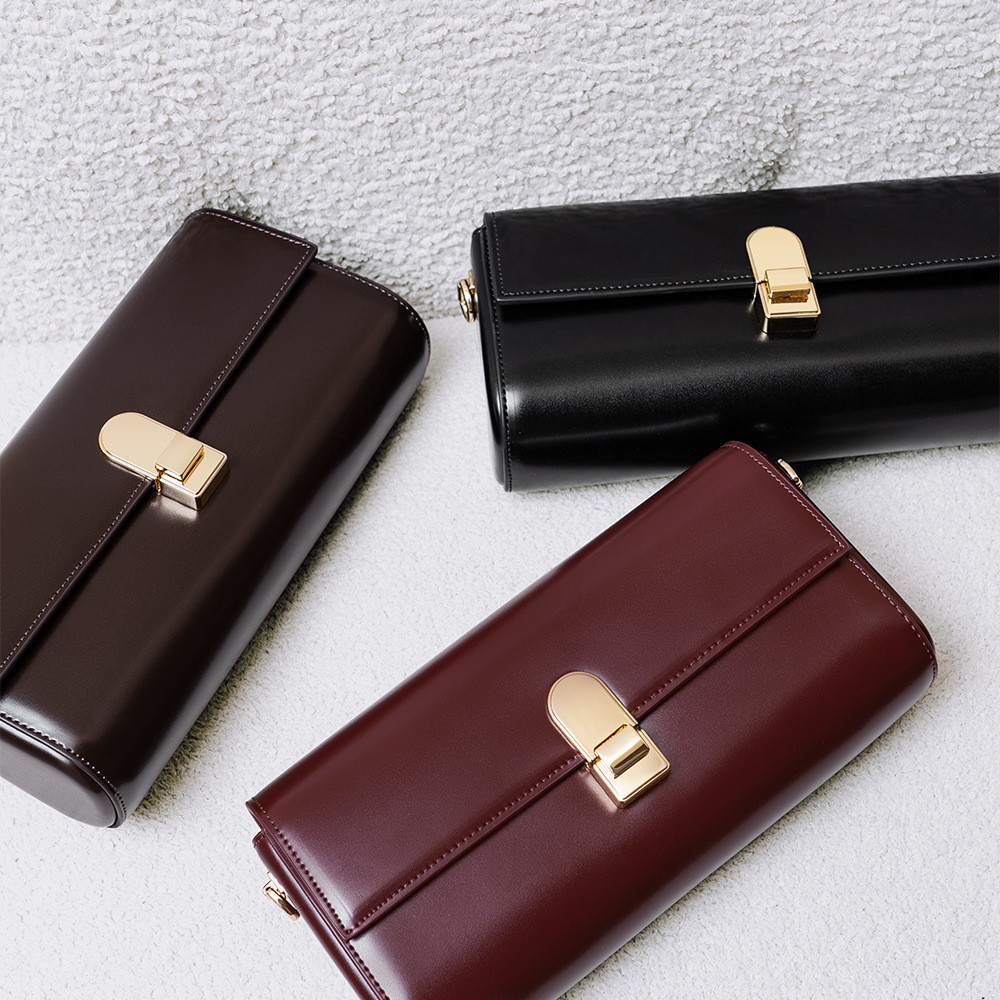 上質レザーのショルダーバッグ｜小さめスクエアの上品バゲットバッグ