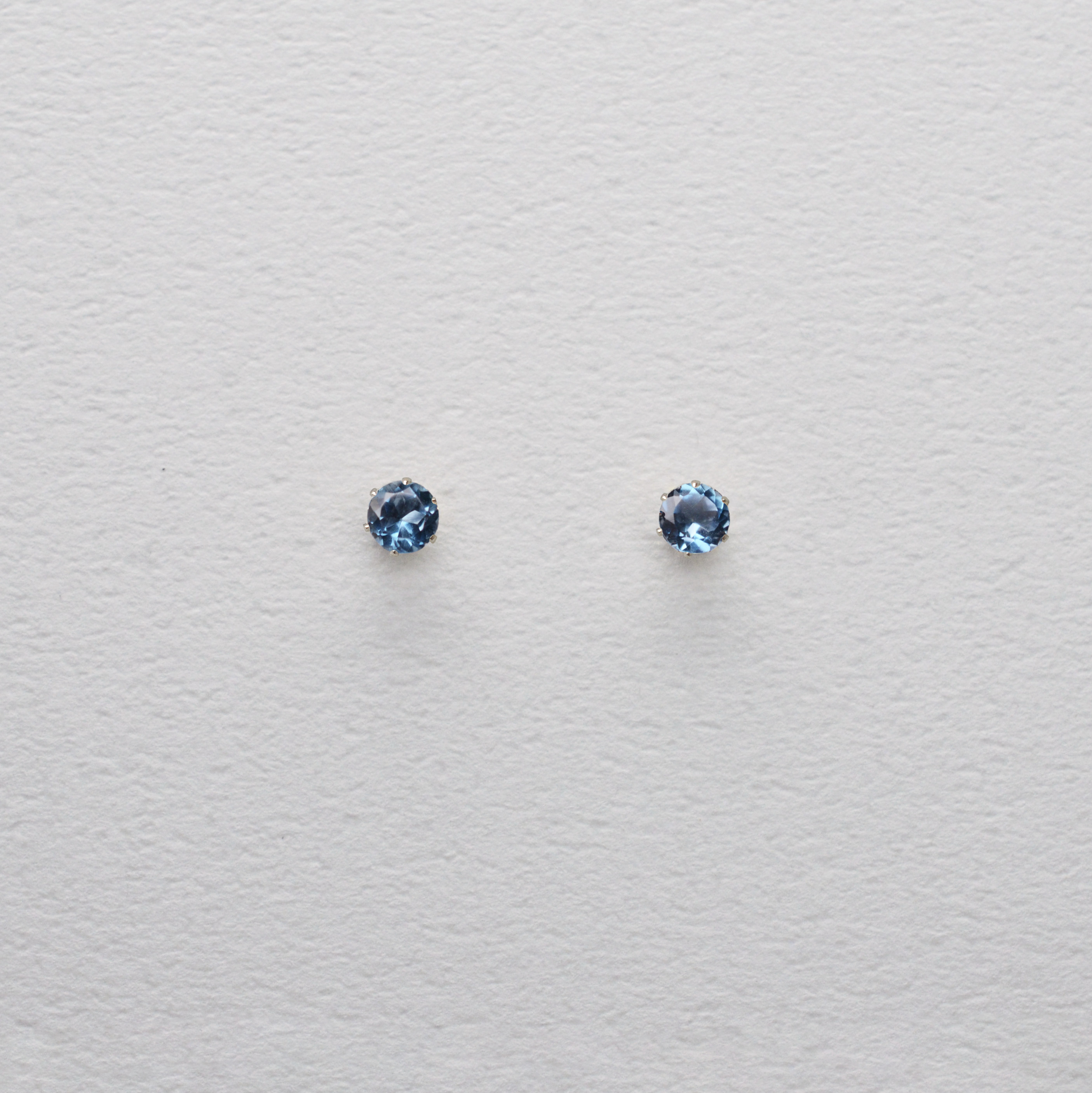 つけっぱなしOK! ロンドンブルートパーズ スタッドピアス AAA サージカルステンレス 金属アレルギー スキンピアス