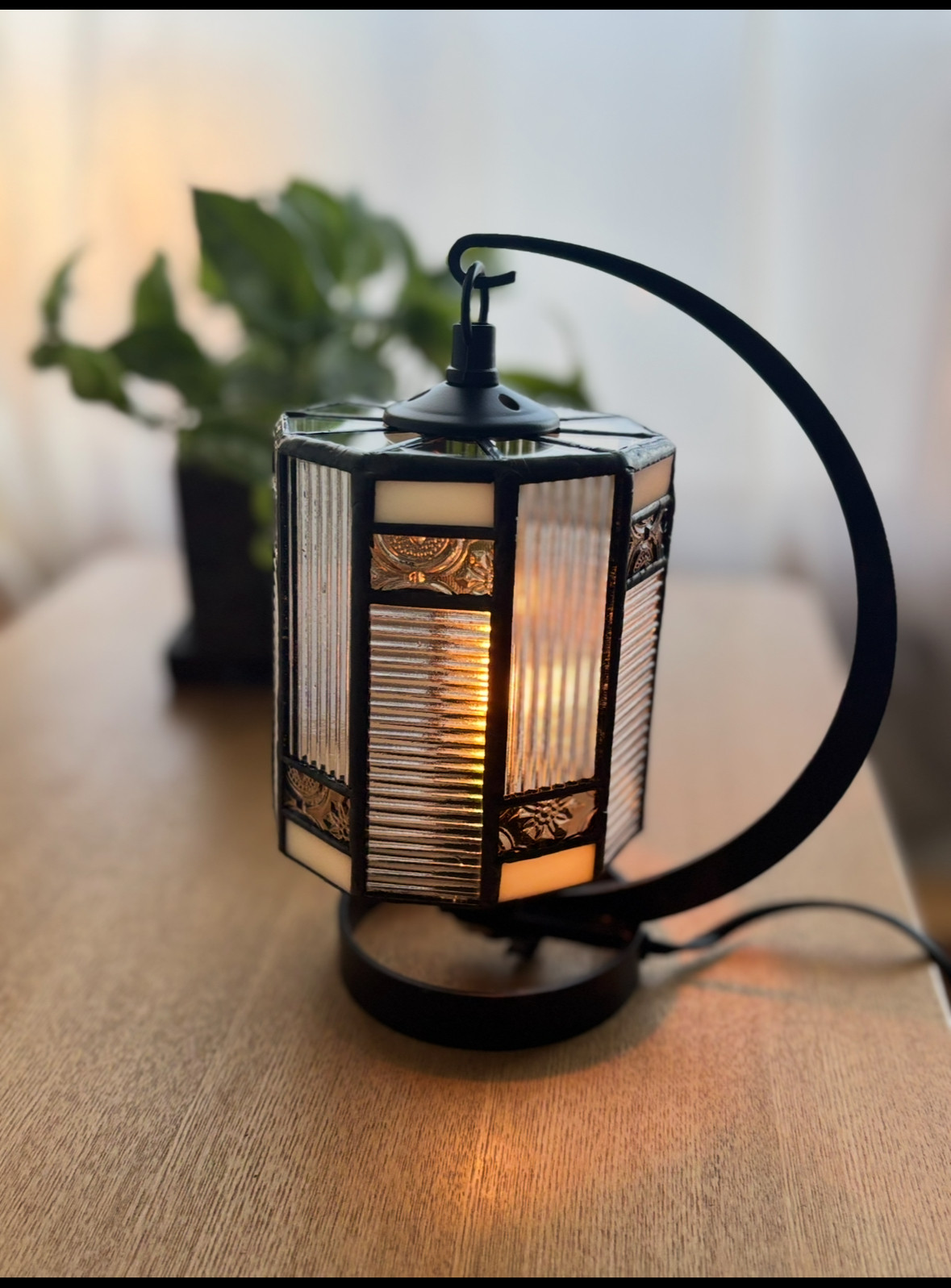 ステンドグラステーブルランプ　クラシカルなランプ 11,250円