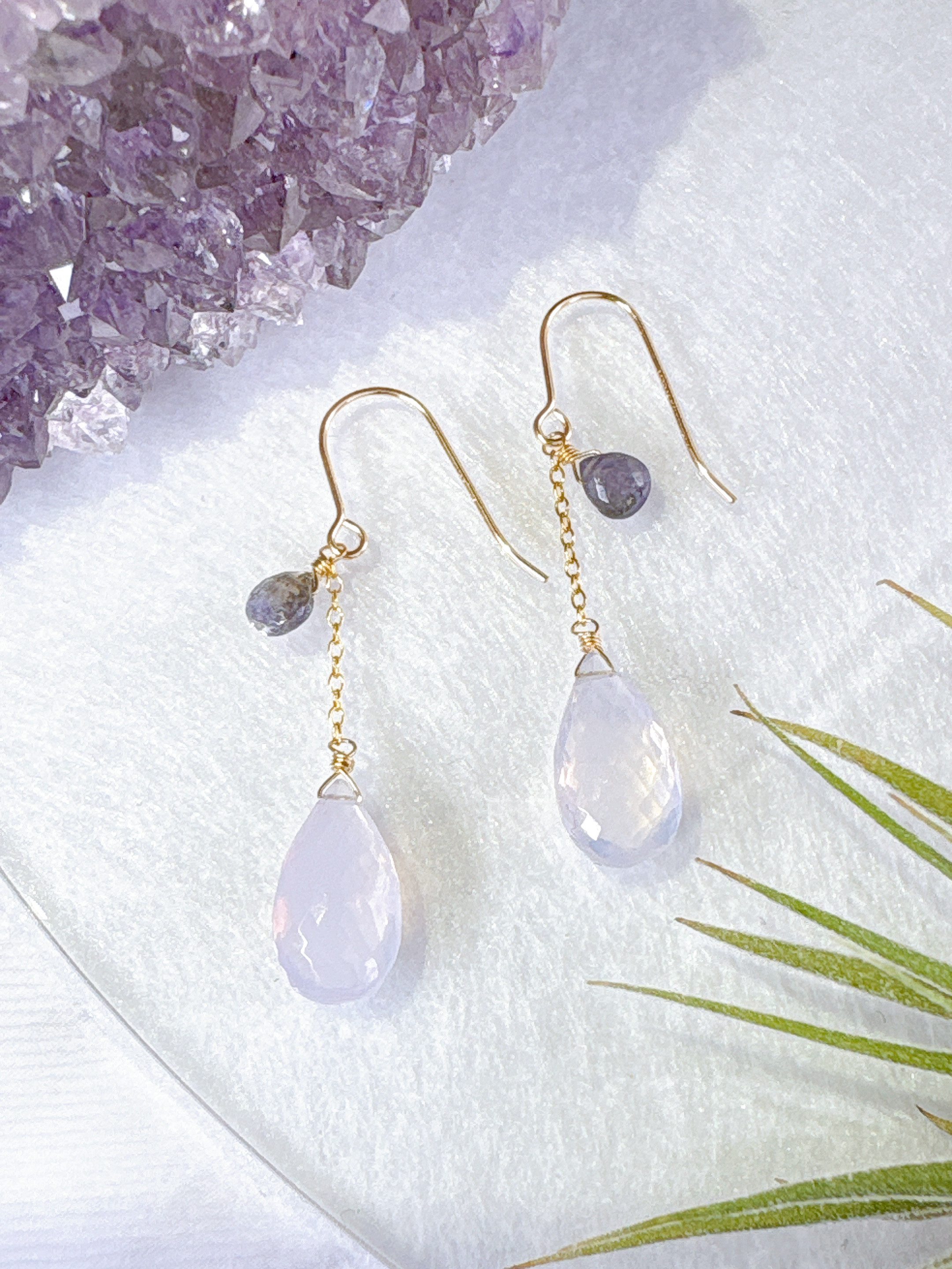 【all14kgf】スコロライトと非加熱タンザナイトの揺れるピアス― ほんのり霞がかったラベンダーの透明感 ―
