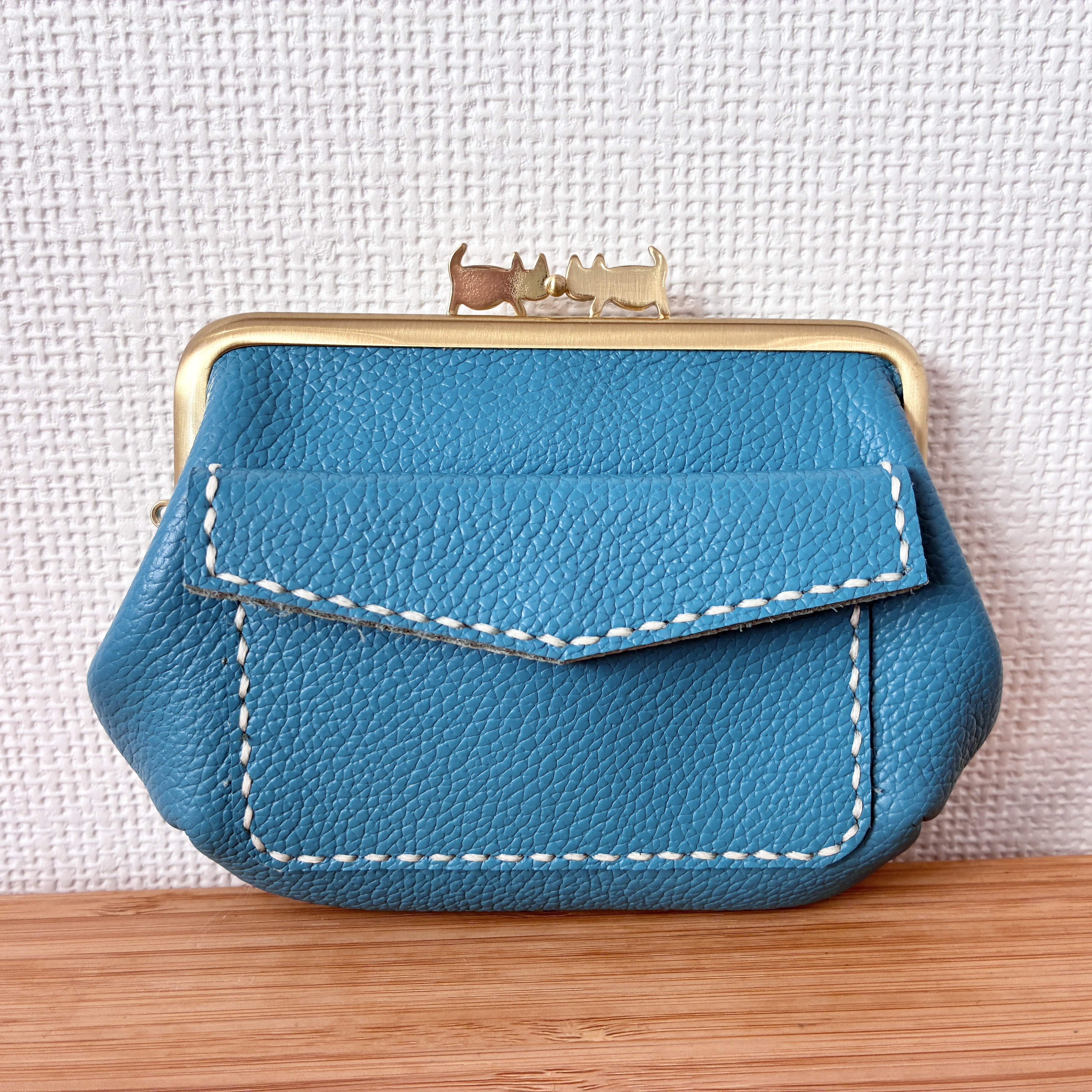 ニャンコでパッチンの猫口金＊ぱかっと開くとお部屋が3つの親子がまぐち♪外ポッケが付いた四角い本革ミニ財布