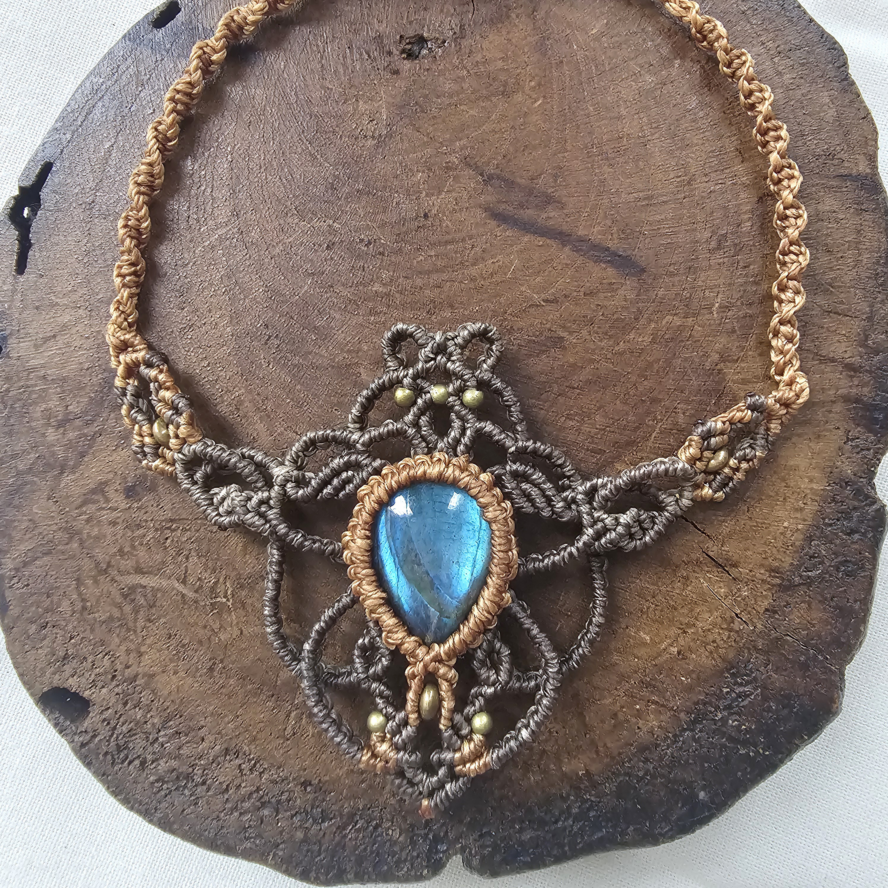 【マクラメ・ペンダント】ご縁やチャンスを引き寄せる直感の石、ラブラドライト