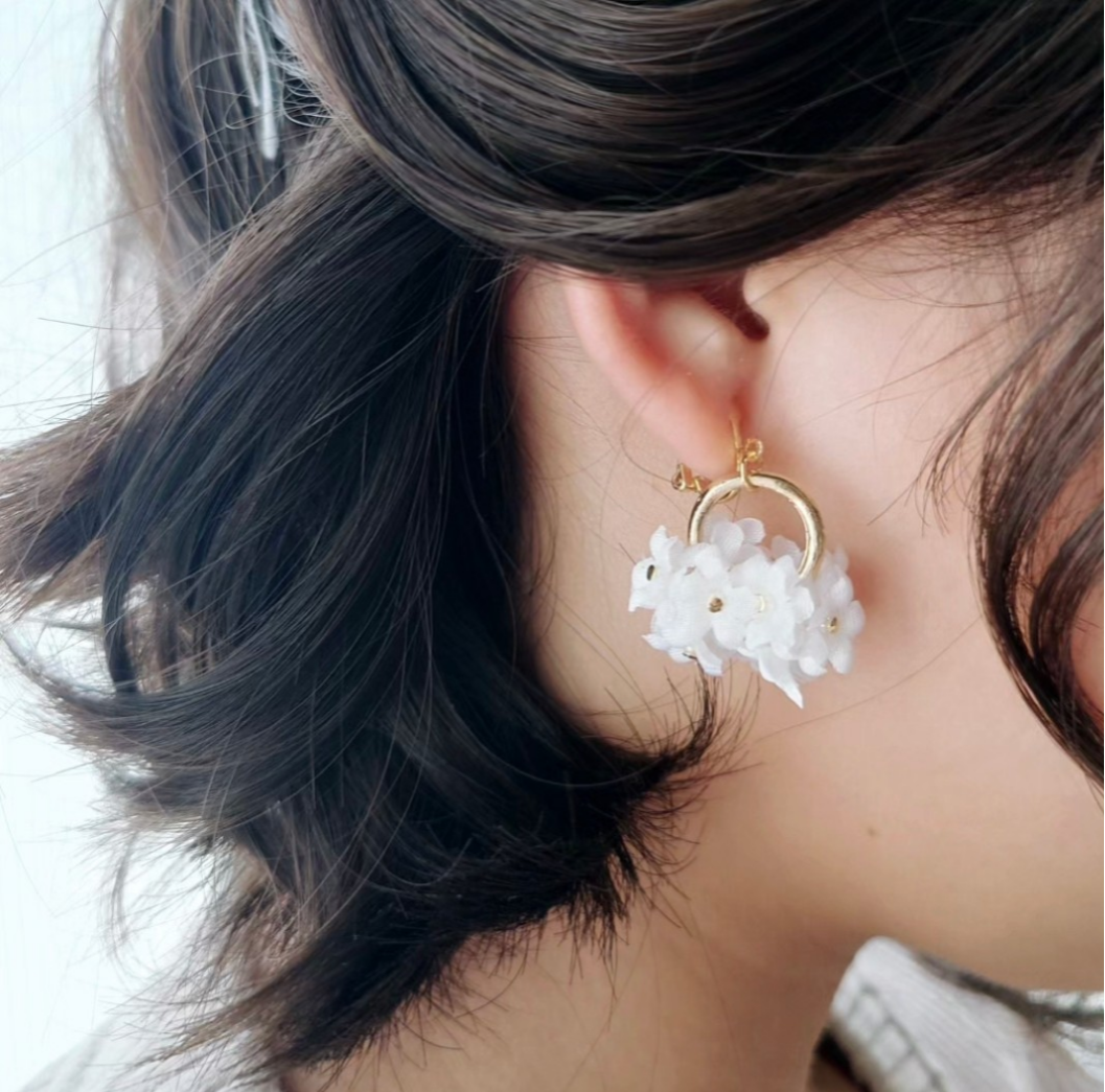 2/17更新❨超軽量のイヤリング  ピアス❩軽やかで枯れない。布から生まれたお花のｱｸｾｻﾘｰ　白色