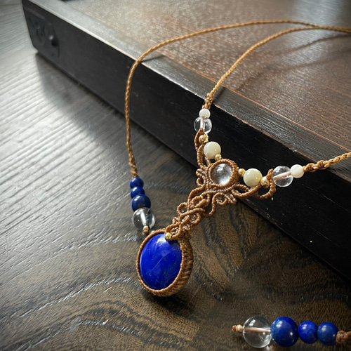 ラピスラズリ【9・12月誕生石】とクリアクォーツの天然石マクラメ編み