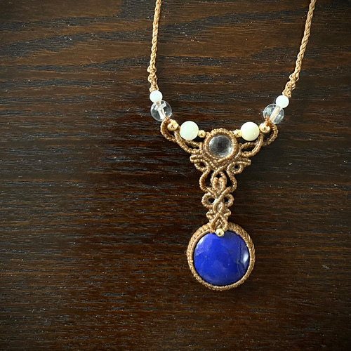 心強いあなたの味方♪ラピスラズリの天然石マクラメネックレス♪♪♪ ラピスラズリ【9・12月誕生石】とクリアクォーツの天然石マクラメ編み