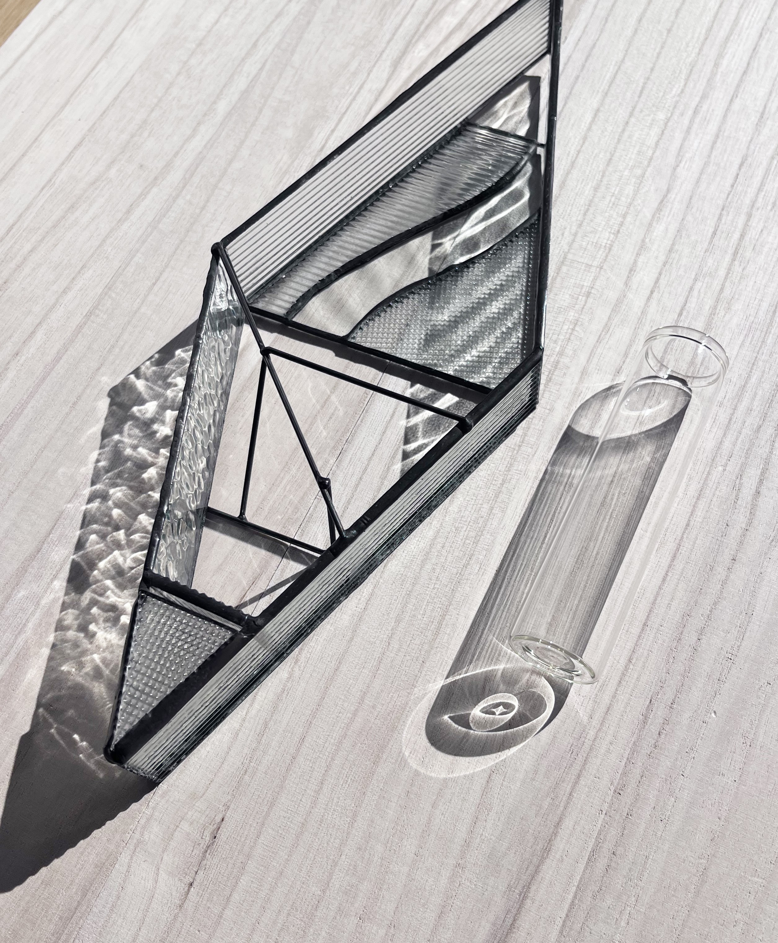 壁のインテリアに　ステンドグラスのフラワーベース・輪挿し【A波クリア】花器　花瓶　ガラス　壁掛け