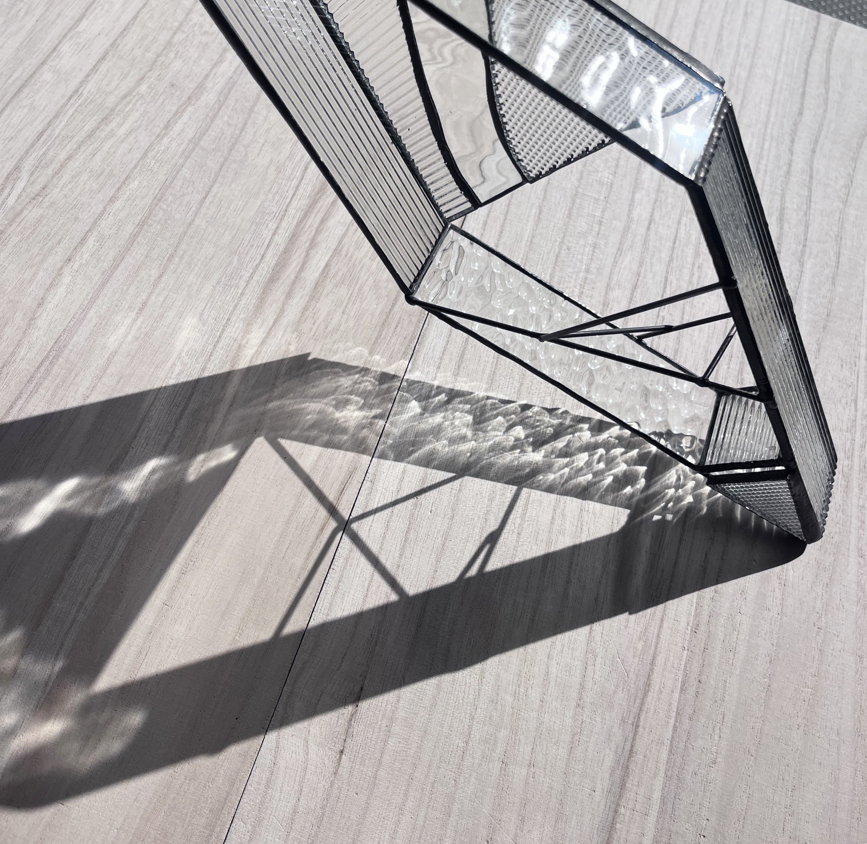 壁のインテリアに　ステンドグラスのフラワーベース・輪挿し【A波クリア】花器　花瓶　ガラス　壁掛け