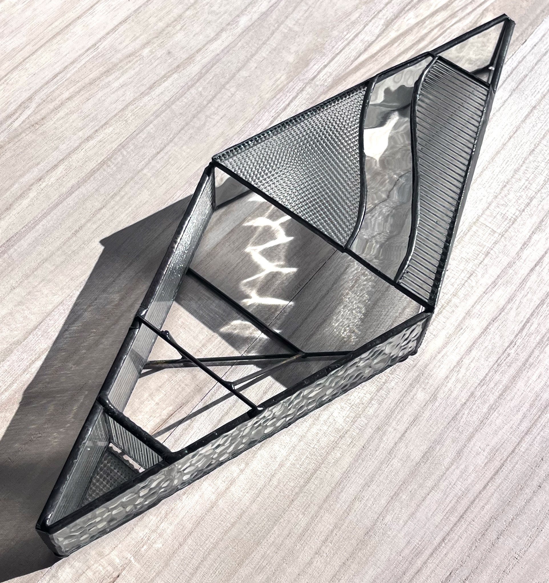 壁のインテリアに　ステンドグラスのフラワーベース・輪挿し【A波クリア】花器　花瓶　ガラス　壁掛け