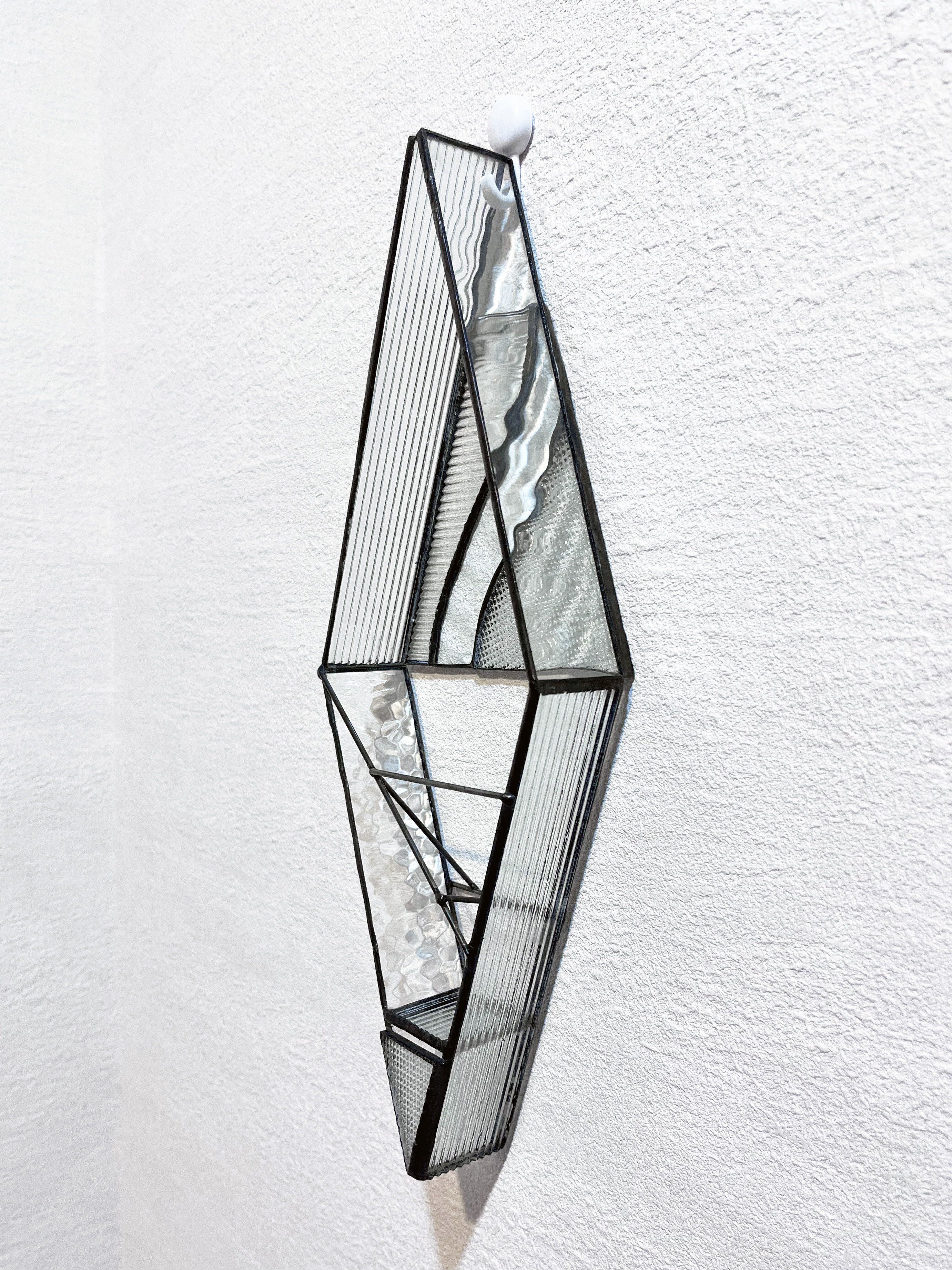 壁のインテリアに　ステンドグラスのフラワーベース・輪挿し【A波クリア】花器　花瓶　ガラス　壁掛け